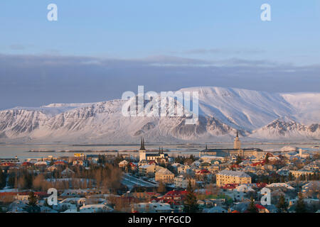 Vue sur Háteigskirkja et Sjómannaskólinn à Reykjavík, capitale de l'Islande en hiver Banque D'Images