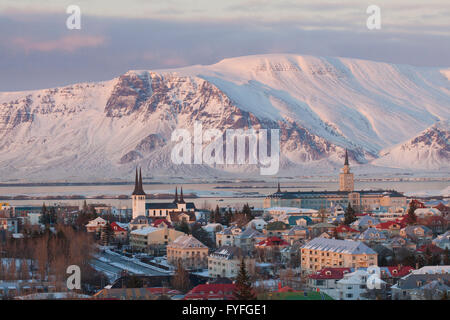 Vue sur Háteigskirkja et Sjómannaskólinn à Reykjavík, capitale de l'Islande en hiver Banque D'Images