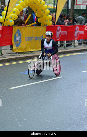 Jade Jones, concurrent en fauteuil roulant, Virgin Money 2016 Marathon de Londres, Londres, Royaume-Uni Banque D'Images