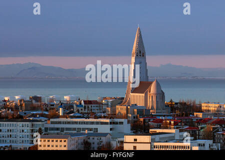 Vue sur l'église de Hallgrímskirkja luthérienne / Hallgrímur à Reykjavík, capitale de l'Islande en hiver Banque D'Images