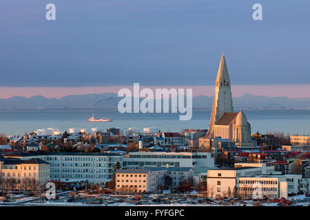 Vue sur l'église de Hallgrímskirkja luthérienne / Hallgrímur à Reykjavík, capitale de l'Islande en hiver Banque D'Images