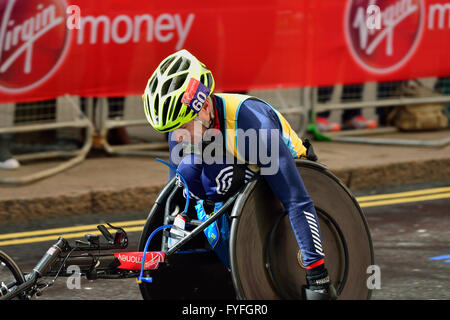 Concurrent en fauteuil roulant, Virgin Money 2016 Marathon de Londres, Londres, Royaume-Uni Banque D'Images