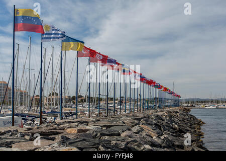 Drapeaux décorant les murs de la mer au port de plaisance, Hyères, Département Var, Provence-Alpes-Côte d'Azur, France Banque D'Images