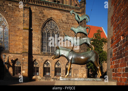 Musiciens de Brême, Bremer Stadtmusikanten, dans la soirée, sculpture en bronze par Gerhard Marcks, Brême, Allemagne Banque D'Images