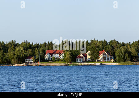 OSTERBOTTEN, POHJANMAA, LA FINLANDE LE 04 JUILLET 2013. Voir des bâtiments modernes, des maisons sur la mer. Usage éditorial. Banque D'Images