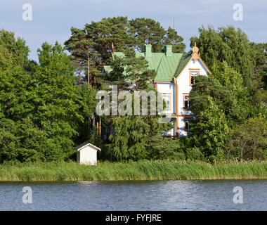 OSTERBOTTEN, POHJANMAA, LA FINLANDE LE 04 JUILLET 2013. Voir des bâtiments modernes, des maisons sur la mer. Usage éditorial. Banque D'Images