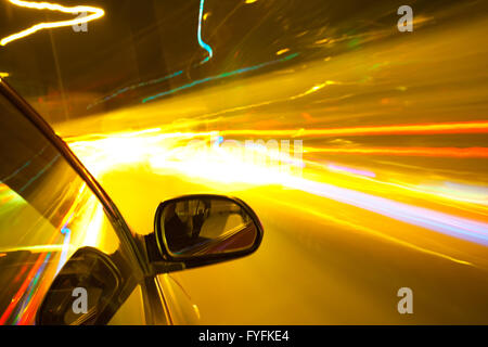 Le trafic de nuit, tirer à partir de la fenêtre de voiture rush,flou steet la lumière. Banque D'Images