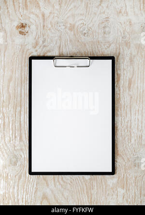 Photo de presse-papiers avec une feuille de papier vierge. Banque D'Images