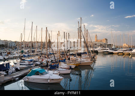 Port et Cathédrale de Trani, Pouilles (Puglia), Italie Banque D'Images