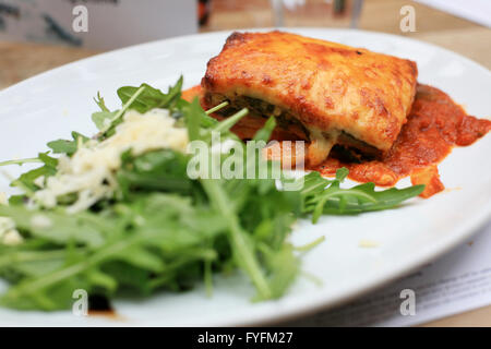 La Moussaka de légumes végétarien repas principal Banque D'Images