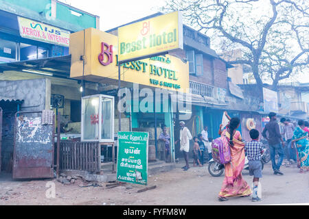 Un certain nombre d'Indiens en passant devant l'hôtel Besst le long de la route, Chennai, Tamil Nadu,Villupuram, Banque D'Images