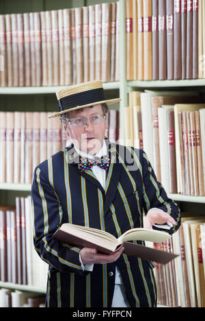 Un homme portant un beau costume avec une France hat de lire un livre dans l'Adam Dome. Edinburgh Banque D'Images