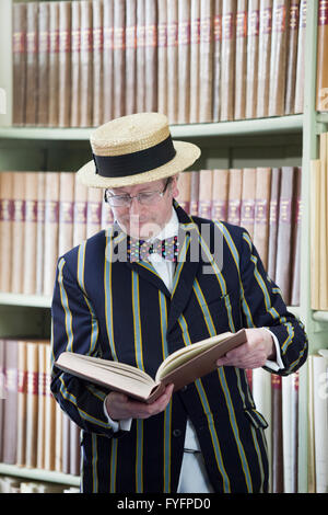 Un homme portant un beau costume avec une France hat de lire un livre dans l'Adam Dome. Edinburgh Banque D'Images