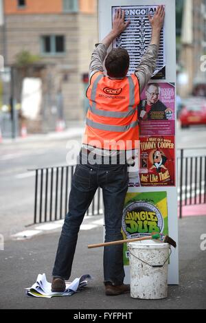 Un travailleur de l'Edinburgh Festival accroché une affiche dans la rue d'Édimbourg comme un festival d'Edimbourg promotion. Par Pako Mera Pic Banque D'Images