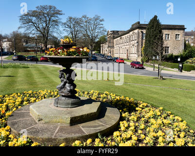 Crescent Gardens et Harrogate Borough Council Building au printemps Harrogate North Yorkshire Angleterre Banque D'Images