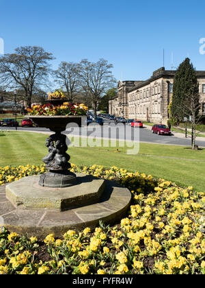 Crescent Gardens et Harrogate Borough Council Building au printemps Harrogate North Yorkshire Angleterre Banque D'Images