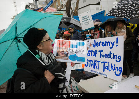 Les médecins en protestation devant King's College Hospital à Camberwell, dans le sud de Londres, sur le contrat de travail qui leur sont imposées par leur employeur, le NHS, Londres, 26 avril 2016. Sur le premier d'une grève de deux jours, les médecins sont cette fois encore l'arrêt d'urgence, une action controversée pour mettre en évidence les 7 jours de la semaine de travail que les travailleurs disent est dangereux pour la sécurité des patients. Banque D'Images