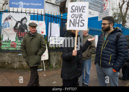 Les médecins en protestation devant King's College Hospital à Camberwell, dans le sud de Londres, sur le contrat de travail qui leur sont imposées par leur employeur, le NHS, Londres, 26 avril 2016. Sur le premier d'une grève de deux jours, les médecins sont cette fois encore l'arrêt d'urgence, une action controversée pour mettre en évidence les 7 jours de la semaine de travail que les travailleurs disent est dangereux pour la sécurité des patients. Banque D'Images