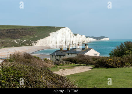 Les gardes-côtes chalets aux sept Sœurs Cliffs at Cuckmere Haven, près de Seaford, East Sussex. Banque D'Images