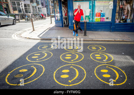 Smileys peints sur la route de Brighton. Banque D'Images