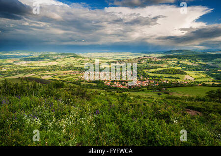 Vue vers le sud en juin de plateau de Gergovie, Puy-de-Dôme, Auvergne, France Banque D'Images