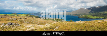 Vue panoramique sur le port de Ardgroom avec du vert des drumlins le long de la baie de Kenmare à Iveragh de Lough Derg, Péninsule de Beara Banque D'Images