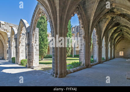 Chypre du Nord BELLAPAIS MONASTÈRE OU ABBAYE Vue de l'intérieur des cloîtres et des arches Banque D'Images