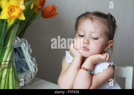 Beau petit enfant fille en studio Banque D'Images