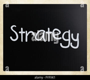 Manuscrit de la stratégie avec craie blanche sur un tableau noir Banque D'Images