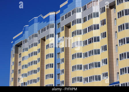 La chambre haute habitées contre le ciel bleu Banque D'Images