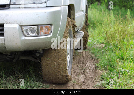 Offroad extrême derrière une voiture méconnaissable dans la boue Banque D'Images