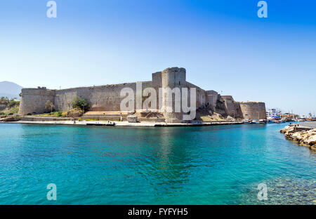 Le CHÂTEAU DE KYRENIA CHYPRE DU NORD ET DE LA MER, avec canal menant au port Banque D'Images