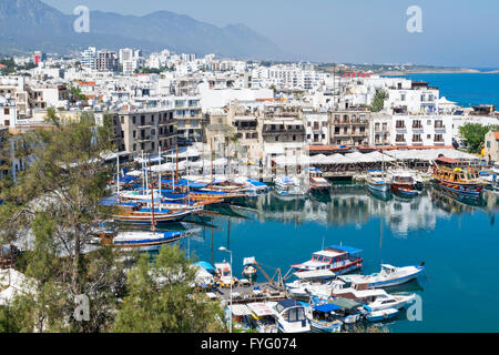 Le CHÂTEAU DE KYRENIA CHYPRE DU NORD SUR LE PORT D'UN MUR DE CHÂTEAU AVEC SAPIN Banque D'Images