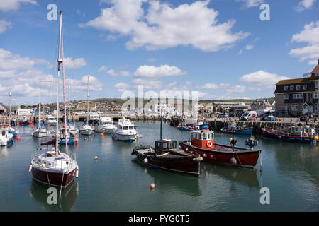 Yachts et bateaux de pêche dans la région de West Bay Harbor, Bridport, Dorset Banque D'Images