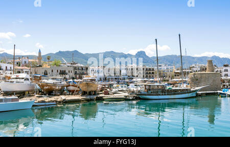 Chypre du Nord PORT DE KYRENIA ET BATEAUX EN COURS DE RÉPARATION Banque D'Images