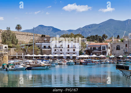 Chypre du Nord KYRENIA HARBOUR avec mur de château BATEAUX ET RESTAURANTS Banque D'Images