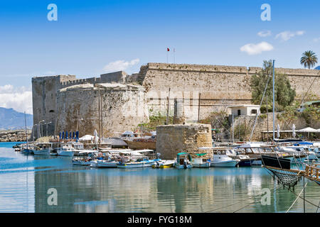 Chypre du Nord KYRENIA HARBOUR avec mur de château des tours et des bateaux amarrés Banque D'Images