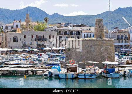 Chypre du Nord KYRENIA HARBOUR AVEC RUINES DE LA VIEILLE TOUR DU CHÂTEAU ET UNE MOSQUÉE DANS L'ARRIÈRE-PLAN Banque D'Images