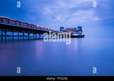 Le Grand Pier à Weston-super-Mare au crépuscule, North Somerset, Angleterre. Banque D'Images