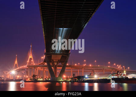 Paysage de périphérique pont ou Mega Bridge at Dusk en Thaïlande à la verticale. Le pont croix sur le port de Bangkok Banque D'Images