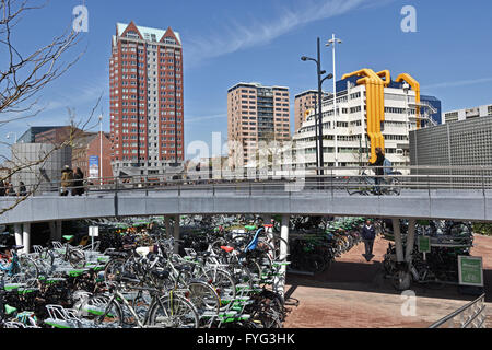 Parking à vélos vélo Public park centre-ville de Rotterdam Blaak square Pays-bas Bibliothèque Centrale Residence Tower Banque D'Images