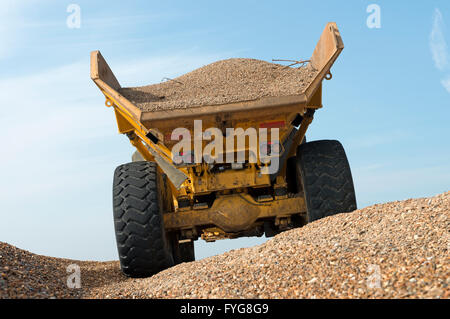 Bell B30D camion dumper avec une charge de shingle Banque D'Images