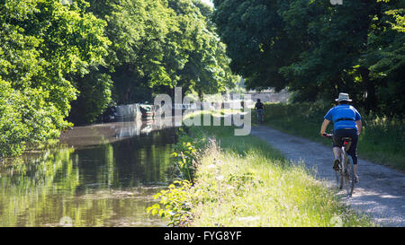 Leeds, Angleterre - 30 juin 2015 : cyclistes roulent au soleil sur le chemin de halage du canal de Leeds et Liverpool. Banque D'Images