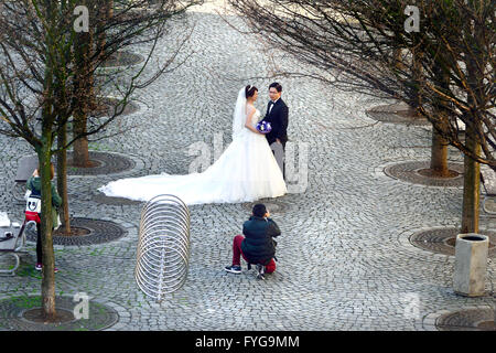 Prague, République tchèque. Les modèles japonais qui pose pour un mariage filmer en Na Kampe, vu sonic Pont Charles Banque D'Images