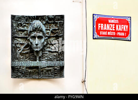 Prague, République tchèque. Plaque avec buste de Franz Kafka (République tchèque Auteur : 1883-1924) en place Franz Kafka (Namesti Franze Kafky).. Banque D'Images