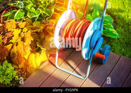 Arrosage de jardin par arrosage. Équipements de jardinage. Banque D'Images