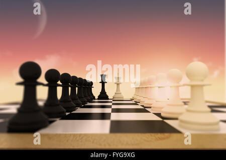 Image composite des pions noirs et blancs face off avec le roi et la reine Banque D'Images
