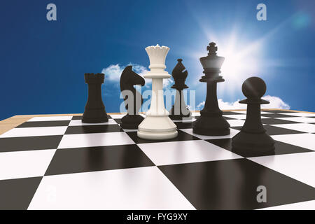 Image composite de la reine blanche avec pièces d'échecs noir permanent Banque D'Images