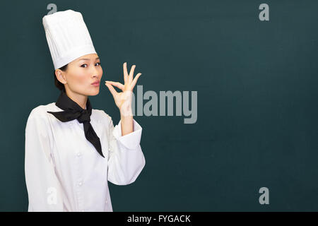 Libre de droits femme cuisinière dans la cuisine Banque D'Images