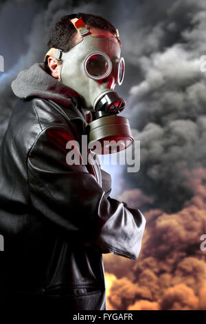 Homme armé avec masque à gaz de fond d'explosion